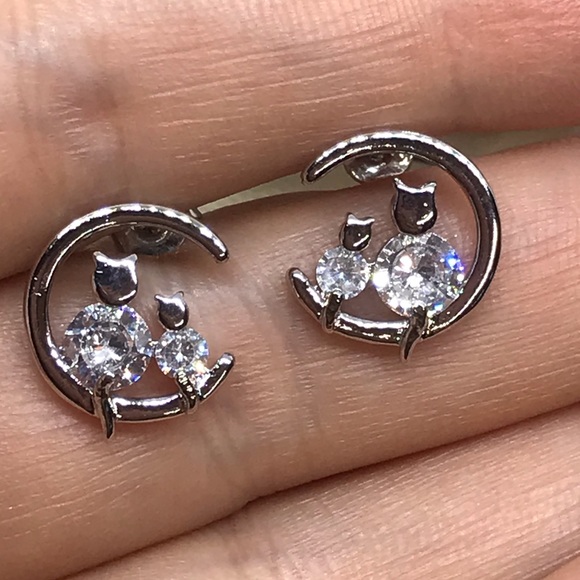 ๐ Silver Cat Moon CZ Stud Earrings - Picture 4 of 5